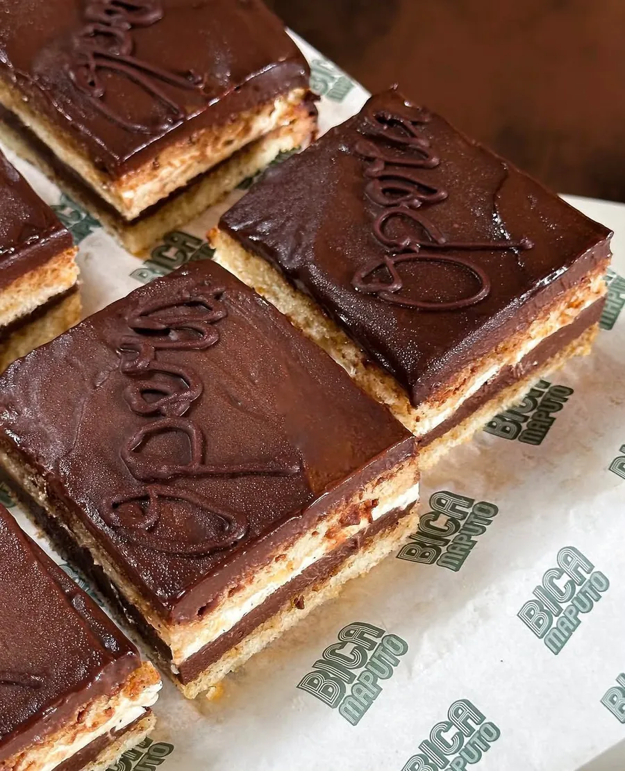Bolo de chocolate em camadas