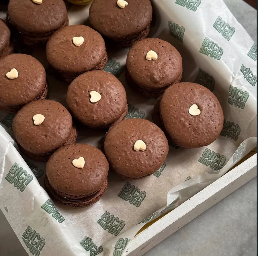 Macarons de chocolate com corações