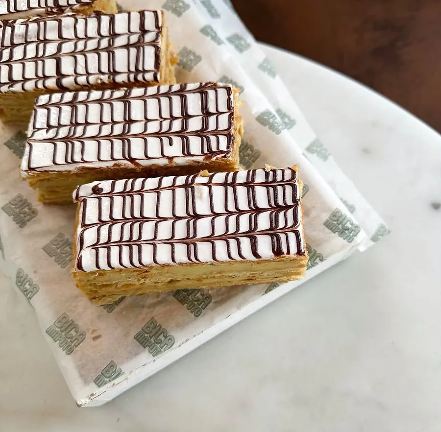 Mil-folhas com cobertura de chocolate