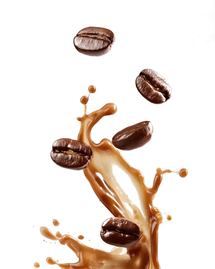 Grãos de café a cair com um salpico de café com leite